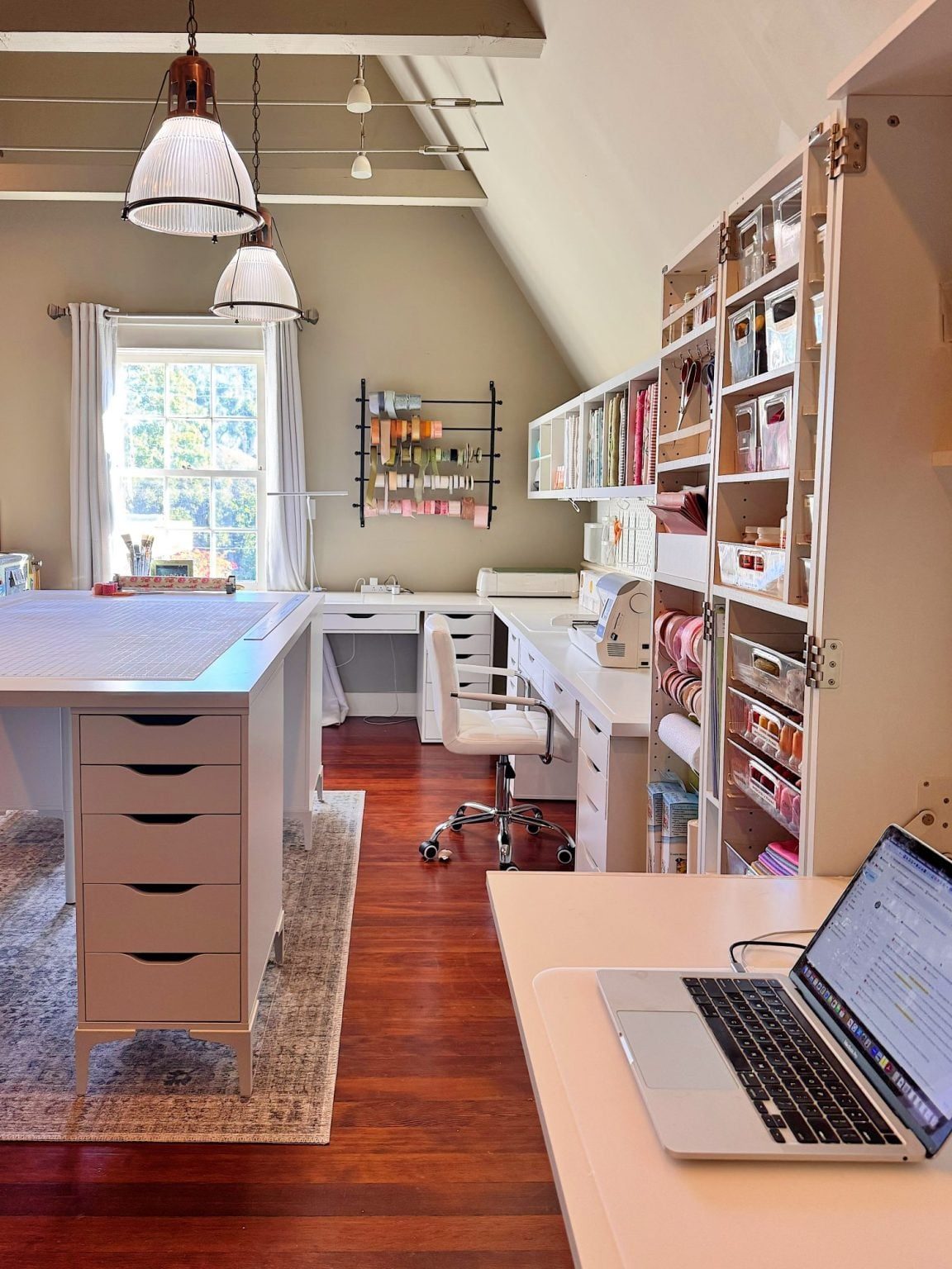 Best Roller Shades for Craft Rooms and Hobby Studios: Color-True Light and Fabric Protection