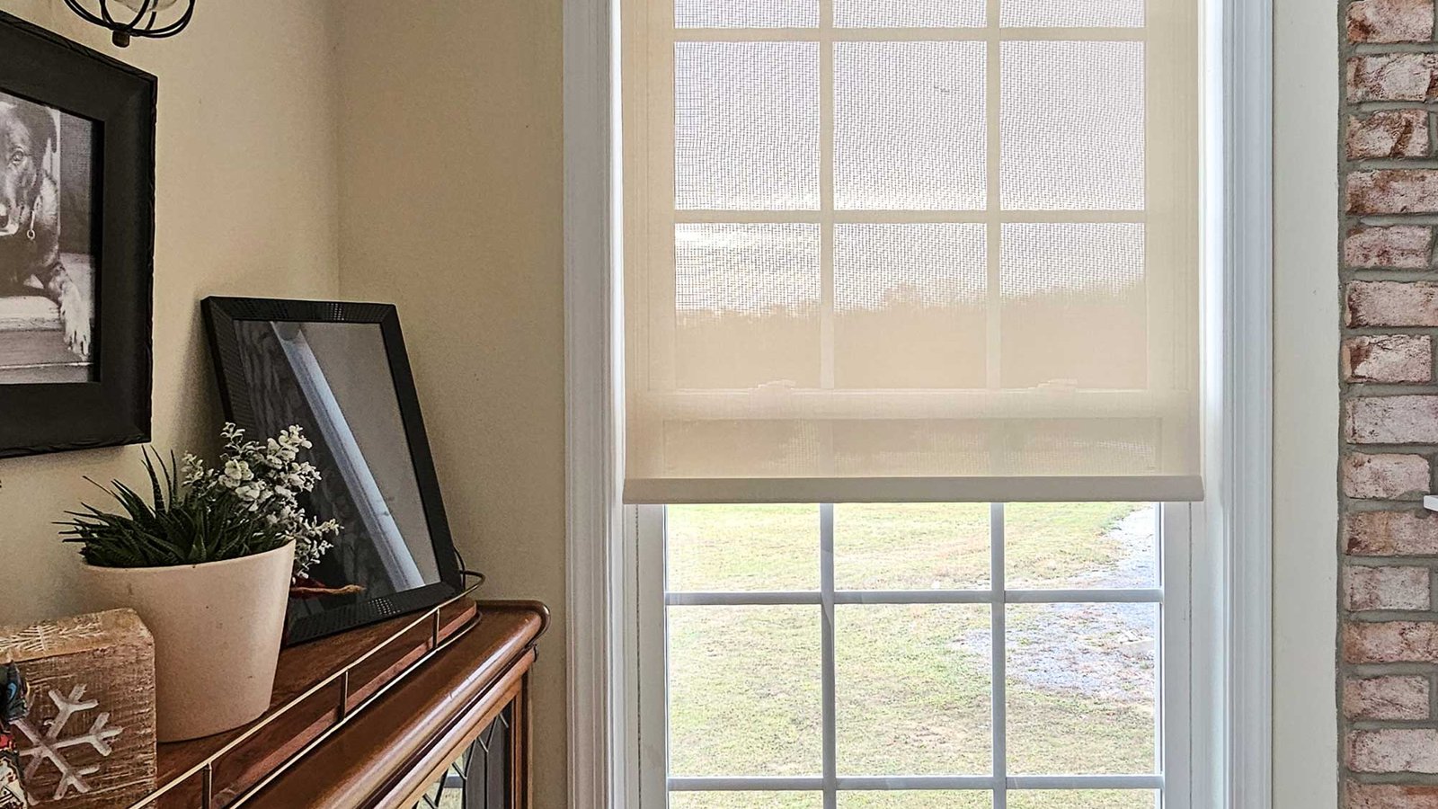 Best Roller Shades for Guest Rooms and Airbnb Rentals: Durability and Universal Appeal