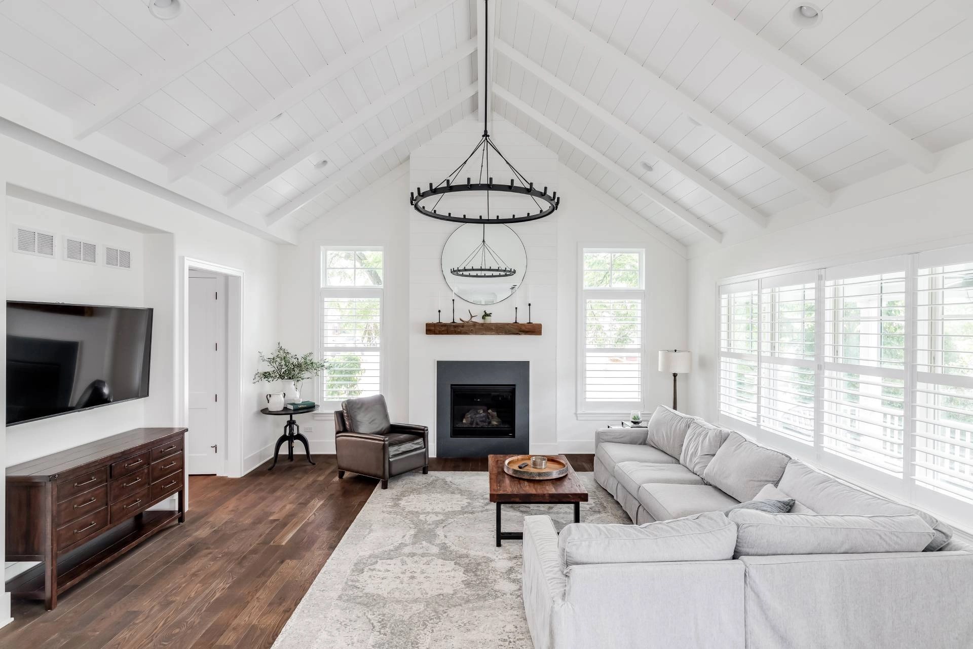 Best Roller Shades for Modern Farmhouse Interiors: Shiplap, Neutrals, and Function