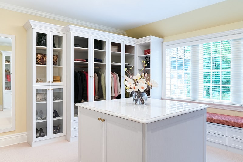 Best Roller Shades for Walk-In Closets and Dressing Rooms: Getting Fabric Colors Right