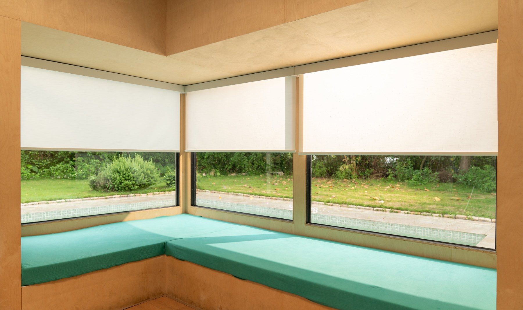 Dual Shades for Corner Windows: Coordinating Light Control at the Joint