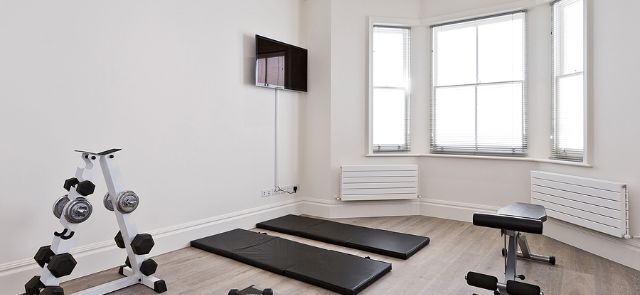 Roller Shades for a Home Gym: Manage Screen Glare and Mirror Reflections