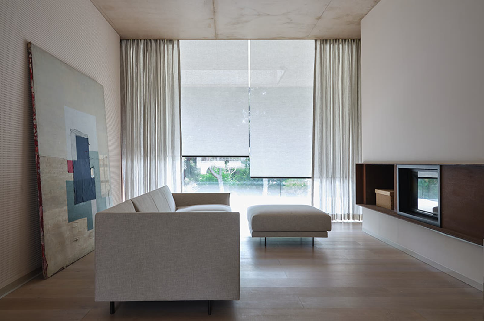 Roller Shades for Minimalist and Modern Interiors: Clean Lines, No Compromise