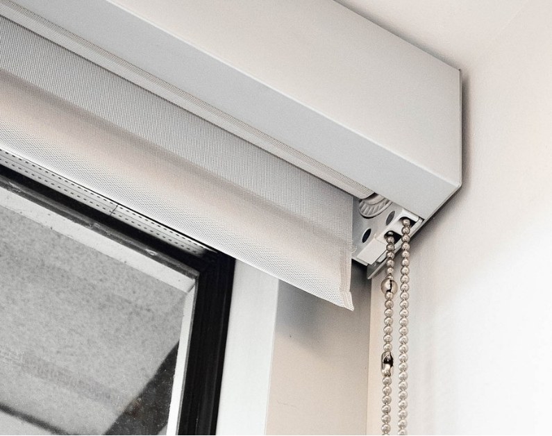 Cassette Headrail vs Exposed Tube Roller Shades: Which Looks Better?